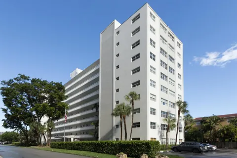 2555 NE 11TH STREET #906