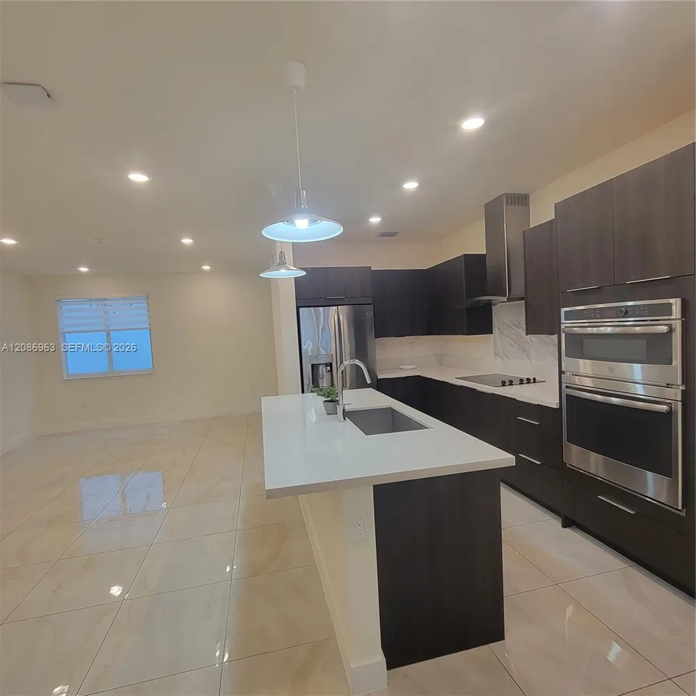 10275 NW 66th St Doral, FL 33178