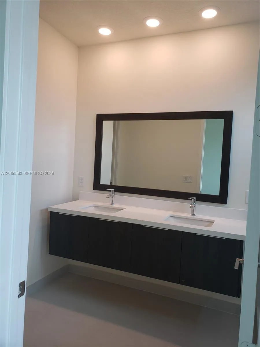 10275 NW 66th St Doral, FL 33178