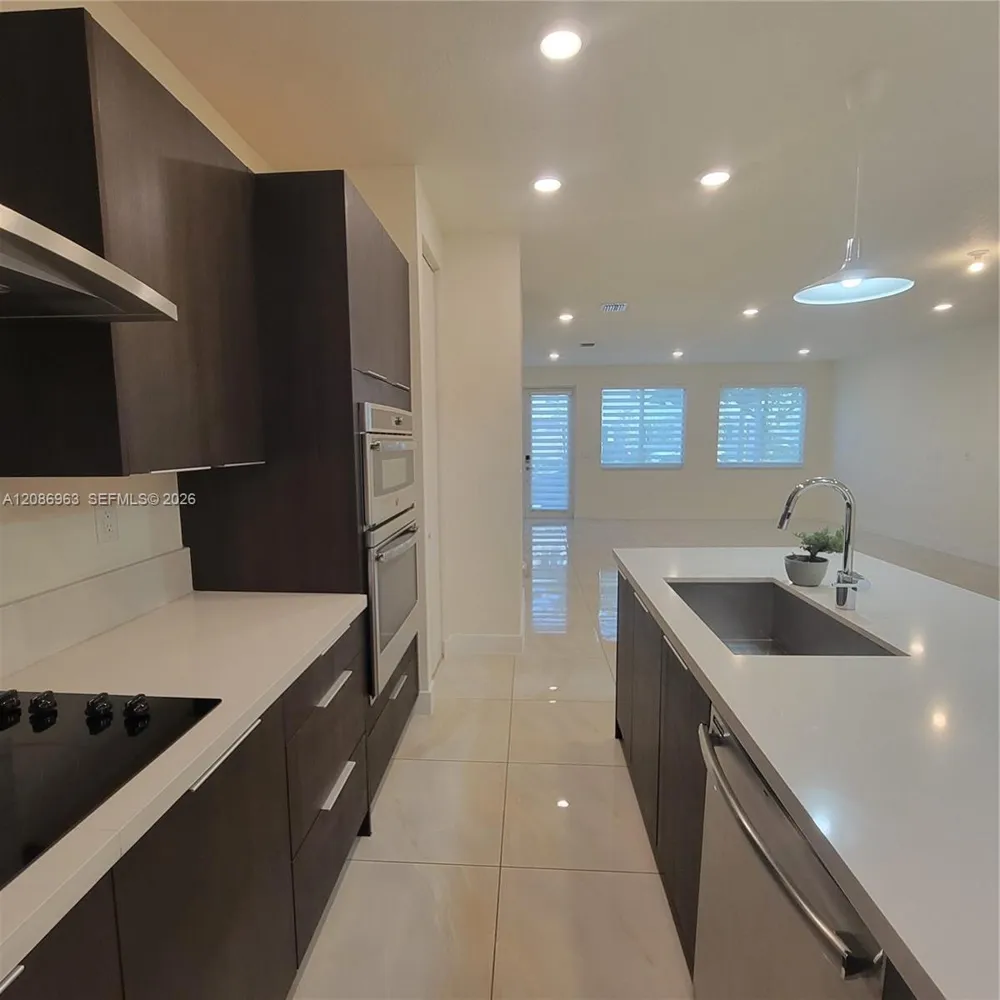 10275 NW 66th St Doral, FL 33178