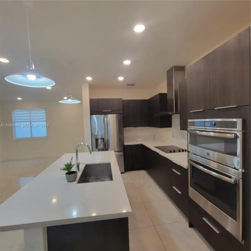 10275 NW 66th St Doral, FL 33178