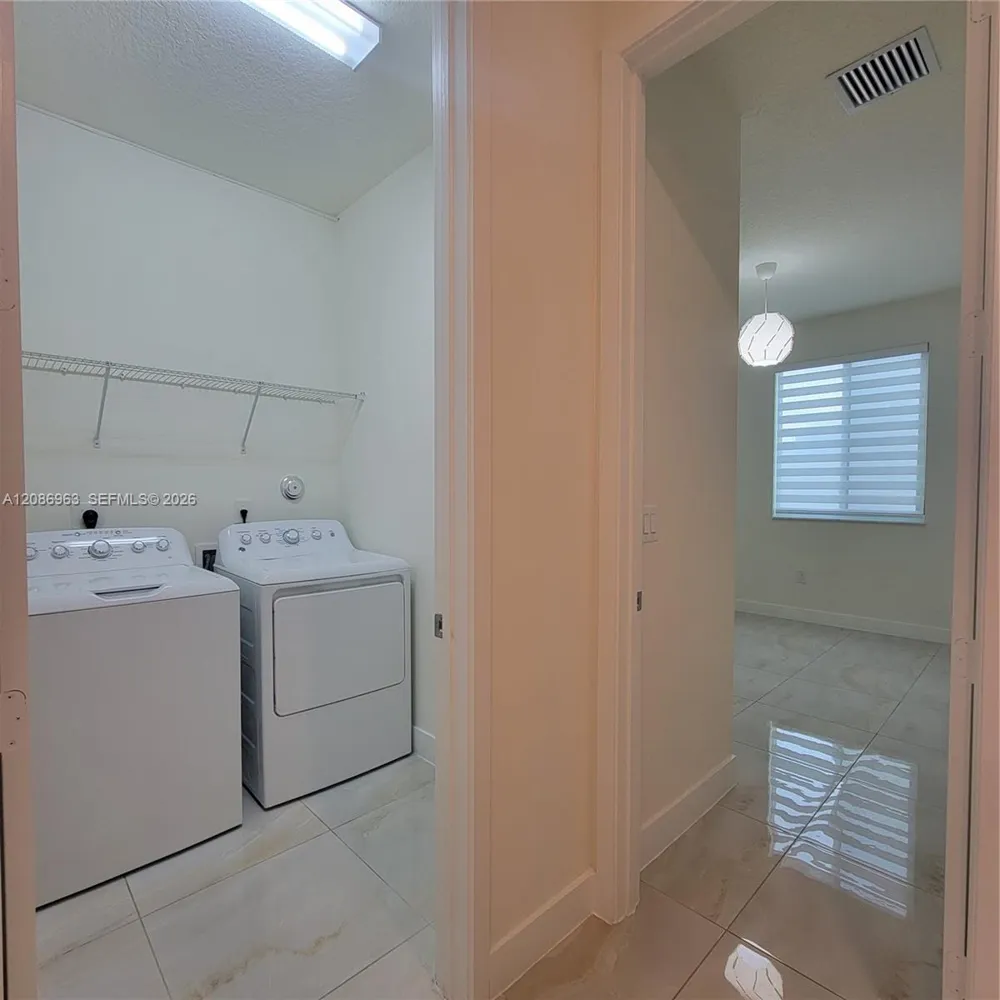 10275 NW 66th St Doral, FL 33178