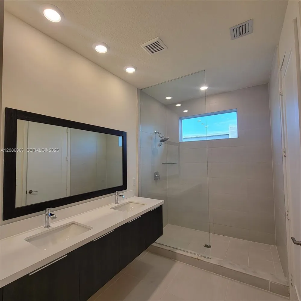 10275 NW 66th St Doral, FL 33178