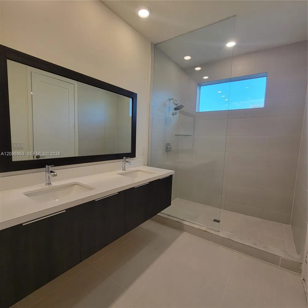10275 NW 66th St Doral, FL 33178