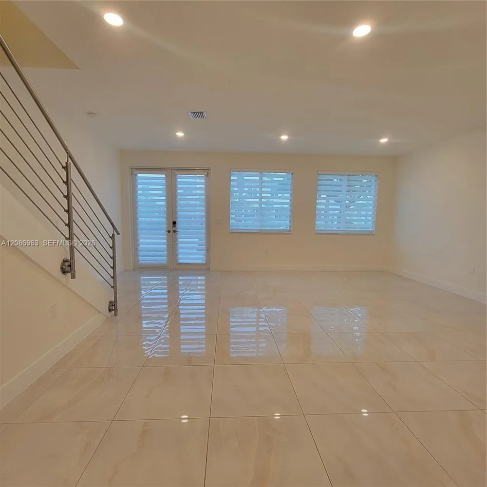 10275 NW 66th St Doral, FL 33178