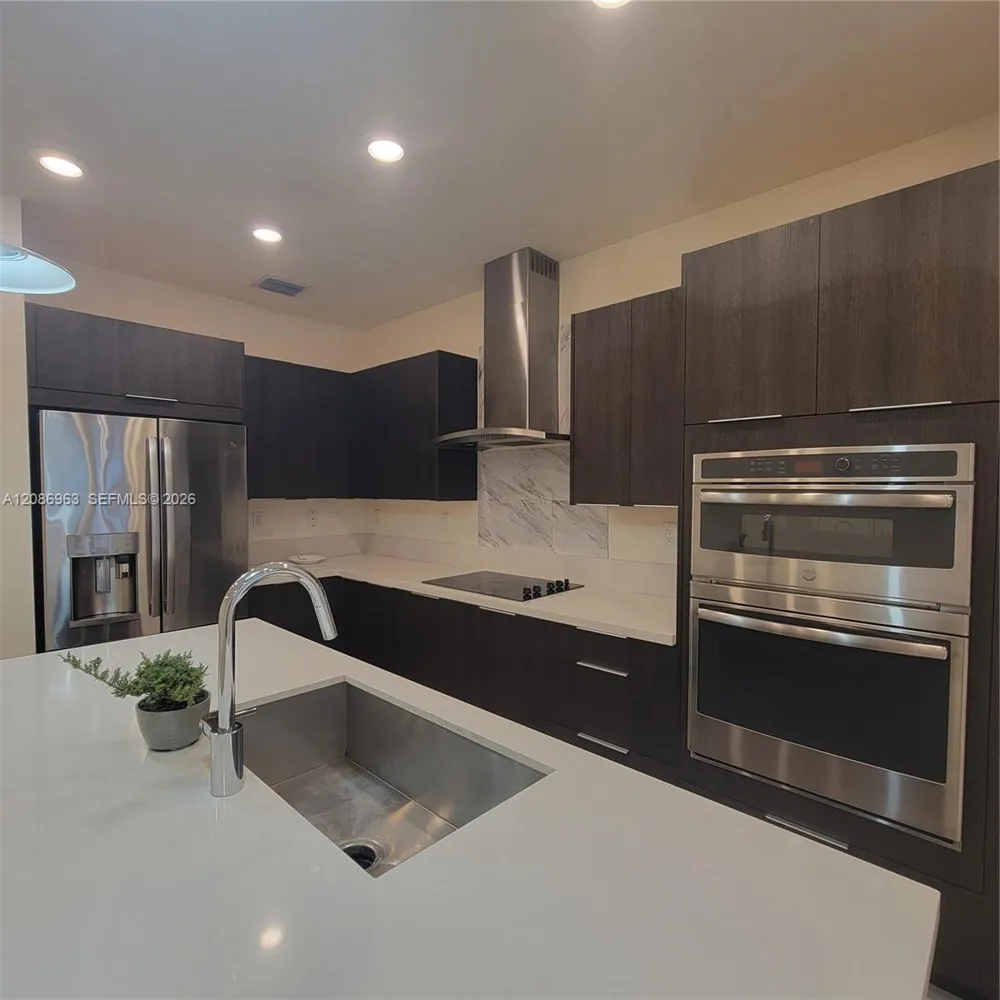 10275 NW 66th St Doral, FL 33178