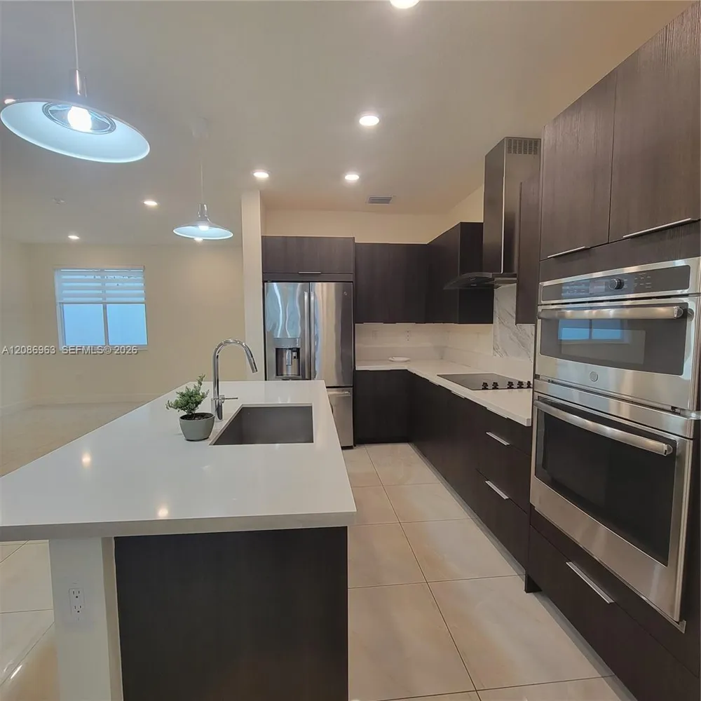 10275 NW 66th St Doral, FL 33178