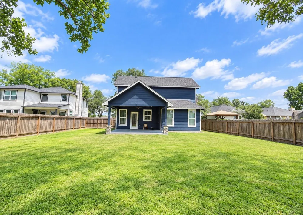 715 Seydler Street East Bernard, TX 77435