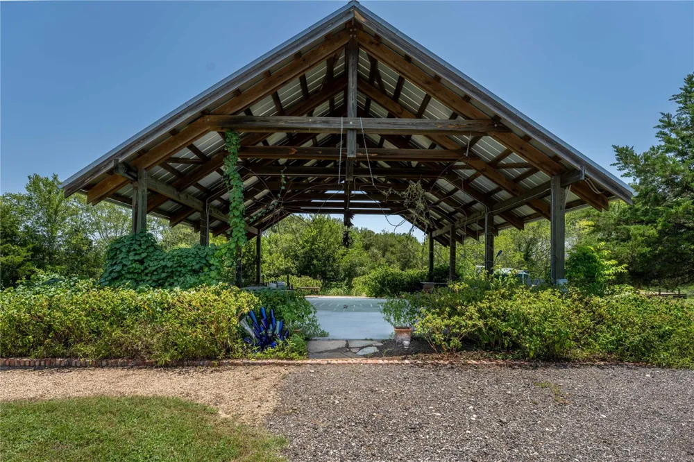 5601 Wickel Road Burton, TX 77835