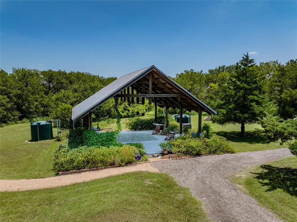 5601 Wickel Road Burton, TX 77835