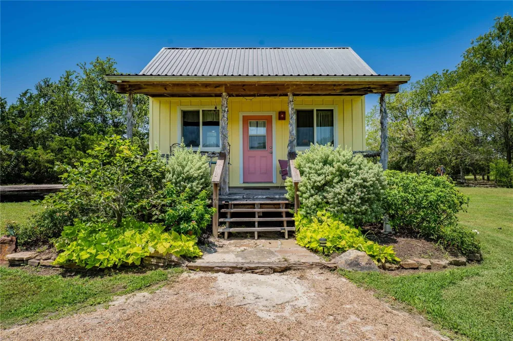 5601 Wickel Road Burton, TX 77835