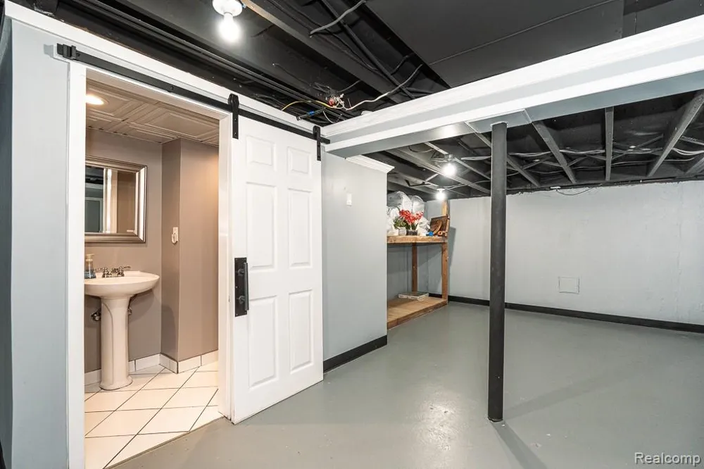 34114 Preston Drive Sterling Heights City, MI 48312