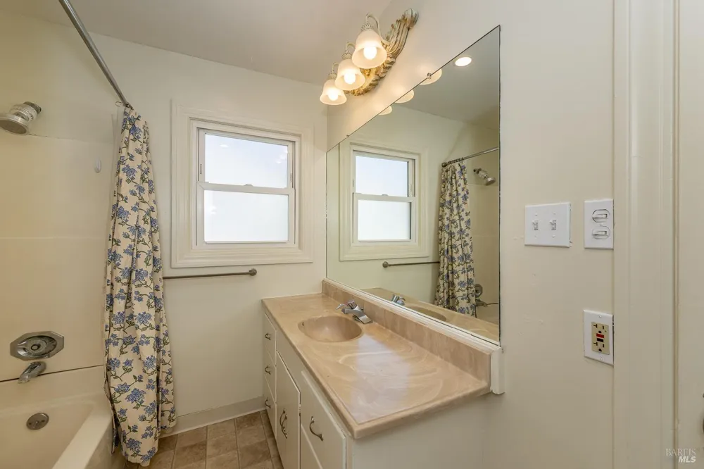 1515 Fair Oaks Court Santa Rosa, CA 95404