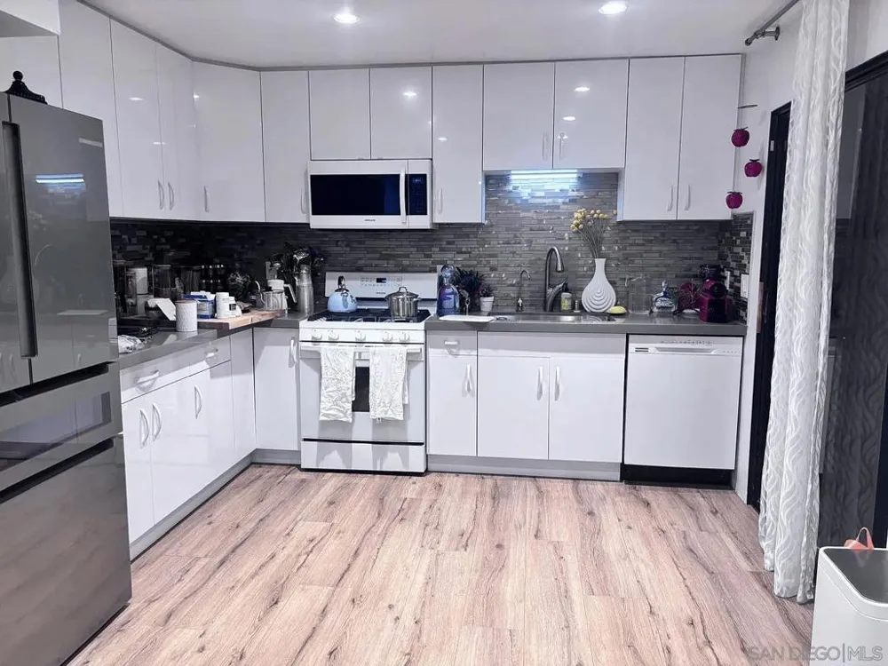 8273 Via Mallorca La Jolla, CA 92037