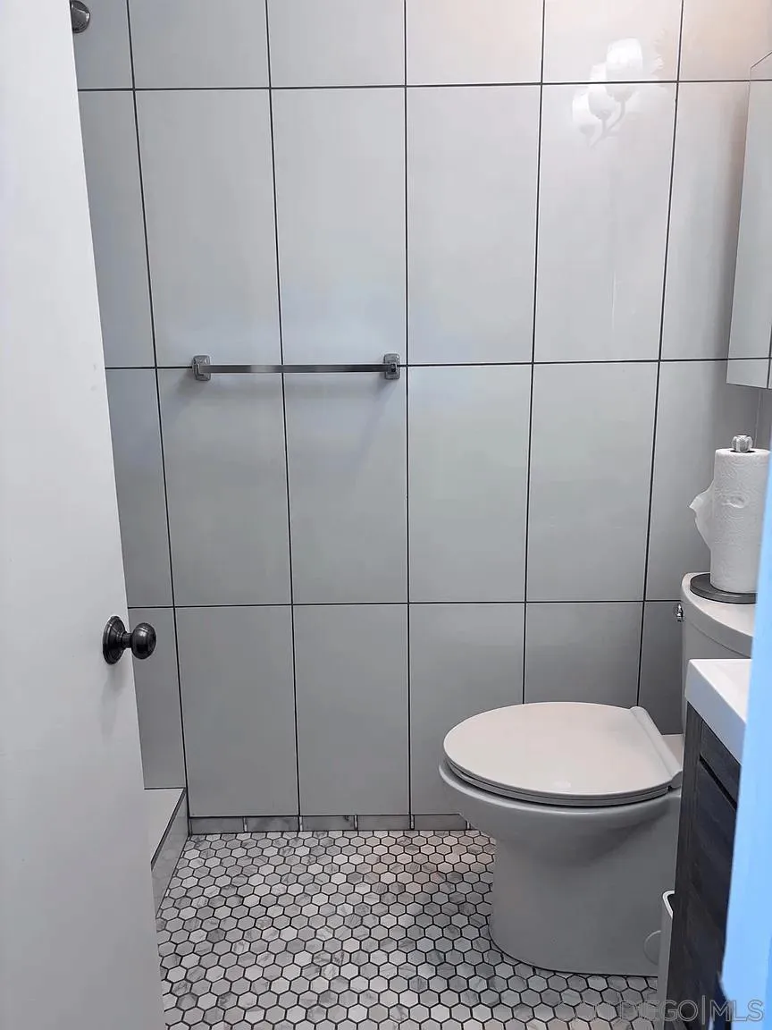 8273 Via Mallorca La Jolla, CA 92037