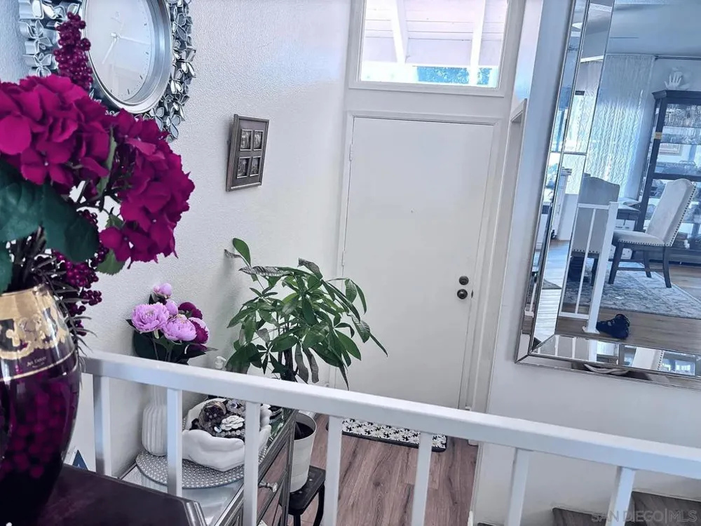 8273 Via Mallorca La Jolla, CA 92037