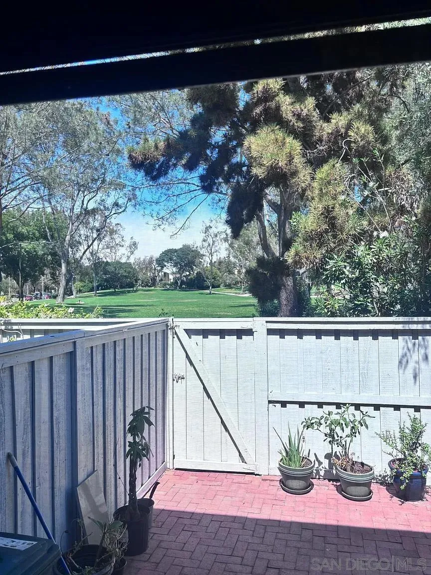8273 Via Mallorca La Jolla, CA 92037