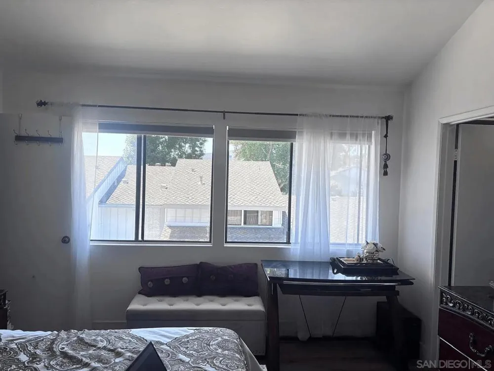 8273 Via Mallorca La Jolla, CA 92037