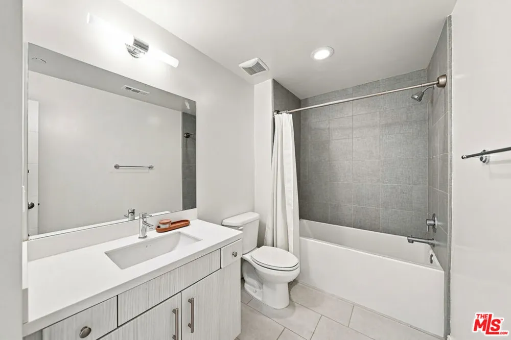 2928 Rowena Avenue #3 Los Angeles, CA 90039