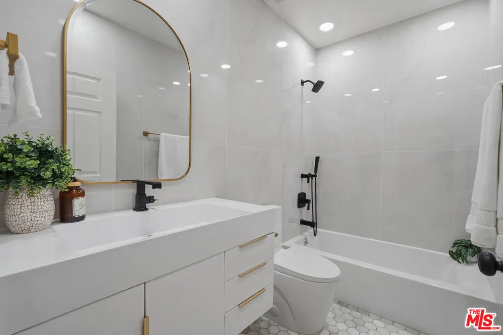 1820 S Beverly Glen Boulevard #208 Los Angeles, CA 90025