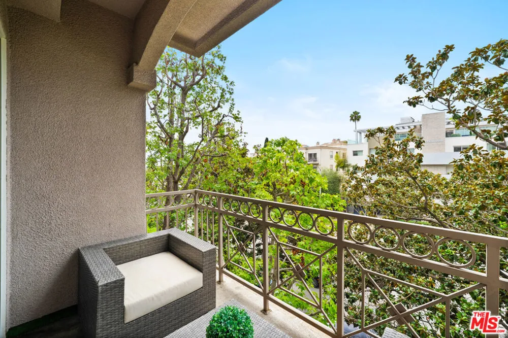 1820 S Beverly Glen Boulevard #208 Los Angeles, CA 90025