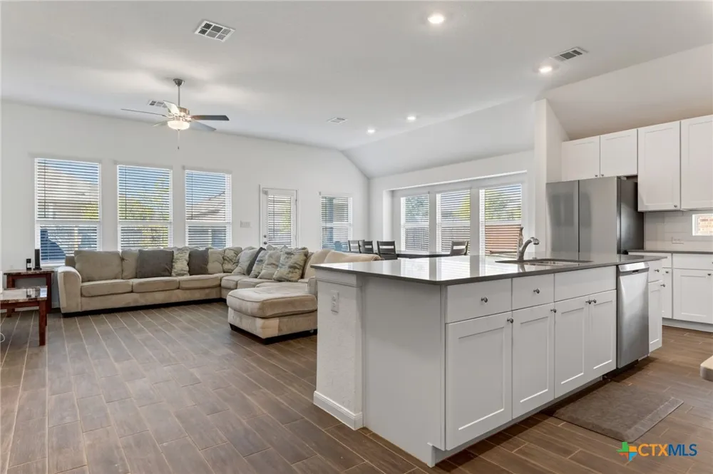9351 Oxford Shire San Antonio, TX 78254