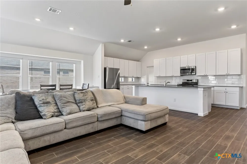 9351 Oxford Shire San Antonio, TX 78254