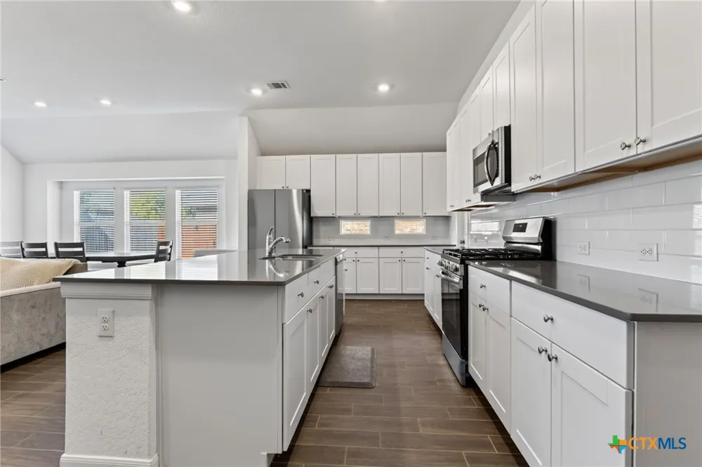 9351 Oxford Shire San Antonio, TX 78254