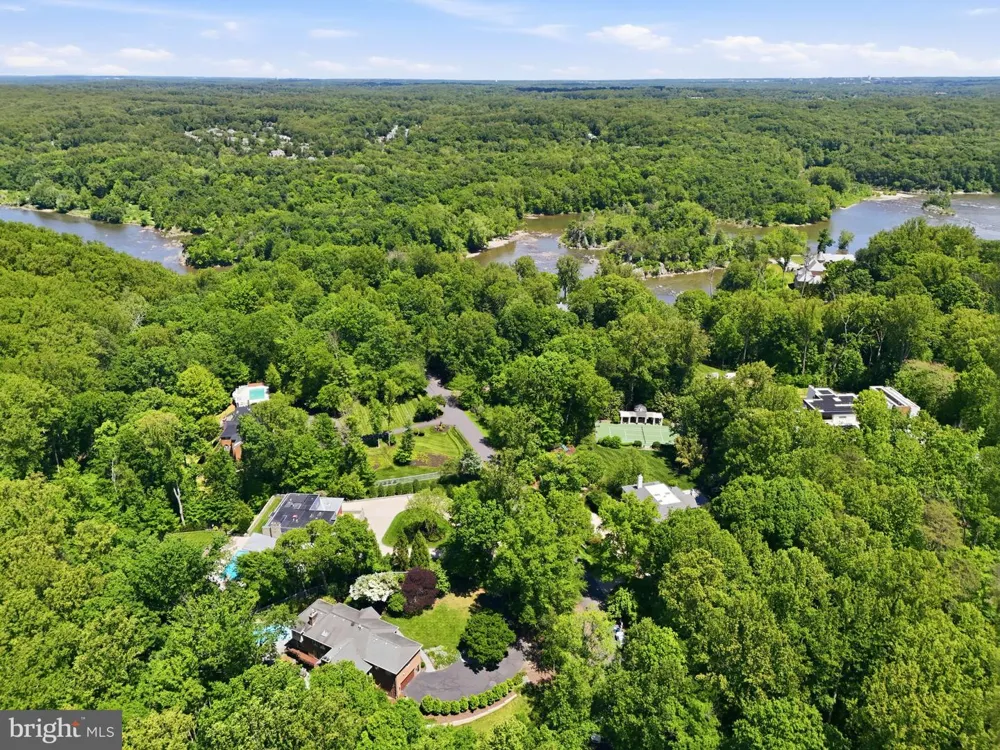 708 POTOMAC KNOLLS DRIVE Mclean, VA 22102