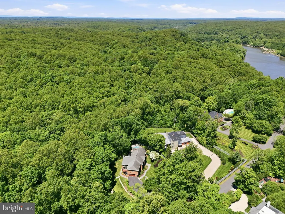708 POTOMAC KNOLLS DRIVE Mclean, VA 22102