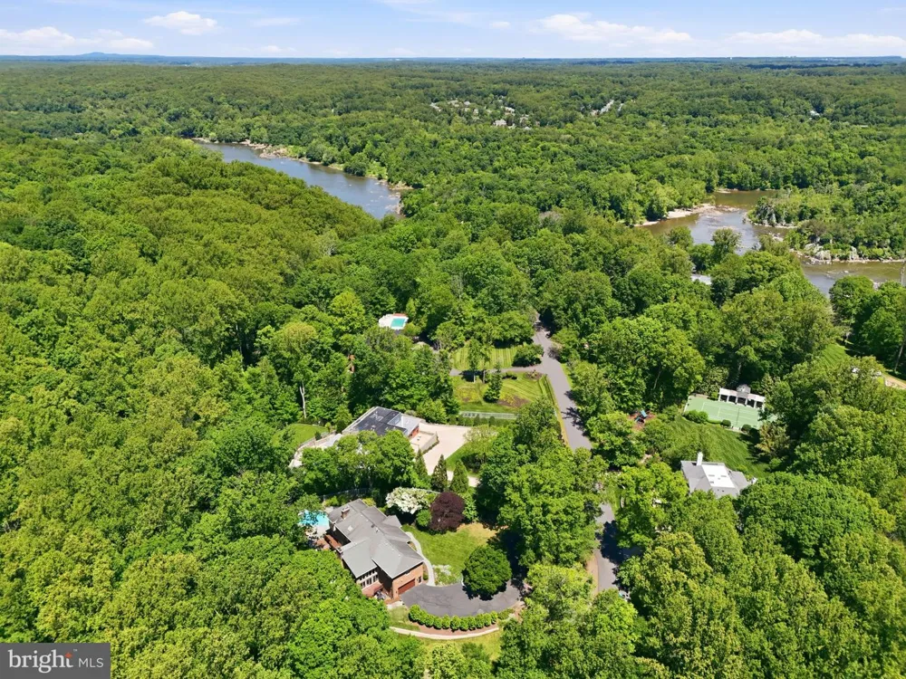 708 POTOMAC KNOLLS DRIVE Mclean, VA 22102