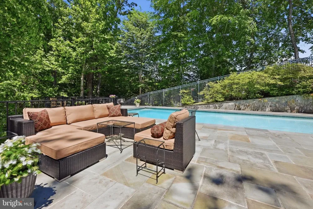 708 POTOMAC KNOLLS DRIVE Mclean, VA 22102