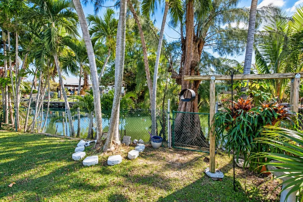 7330 SW 36th St Miami, FL 33155