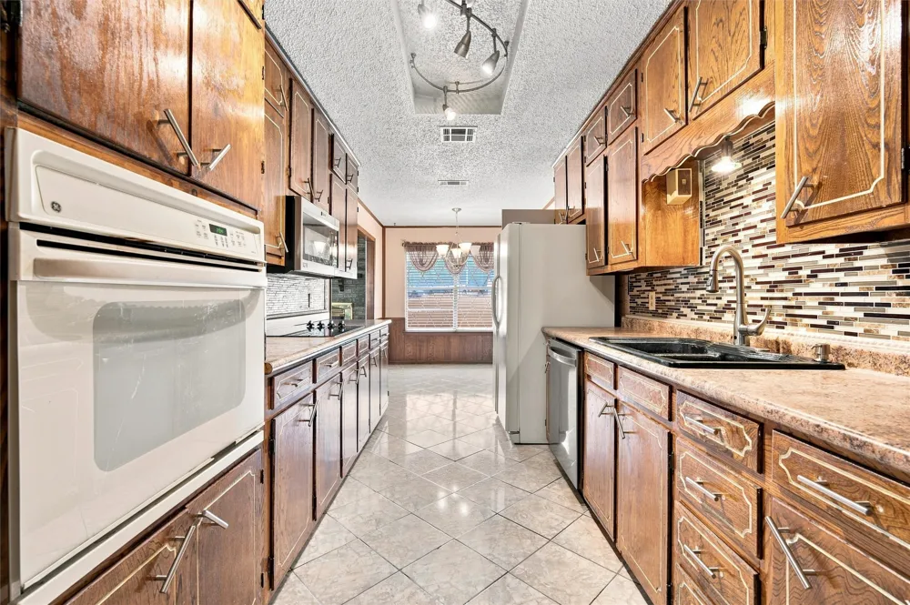 101 W Avenue G Valley Mills, TX 76689