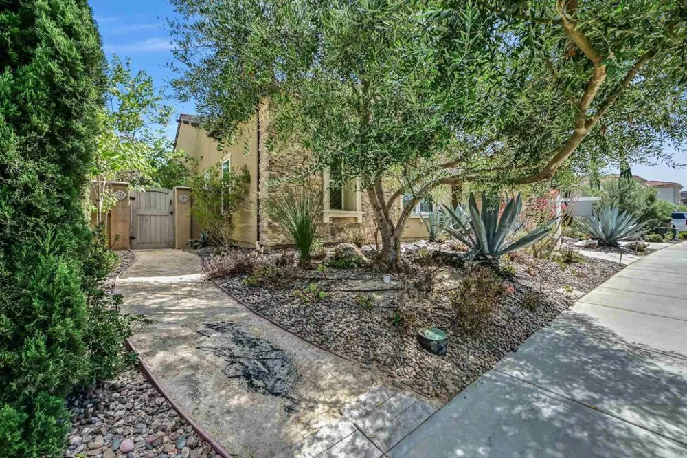 2571 Glasgow Drive Carlsbad, CA 92010