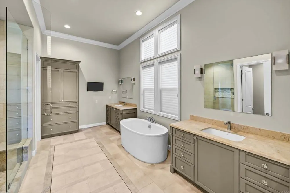 2571 Glasgow Drive Carlsbad, CA 92010