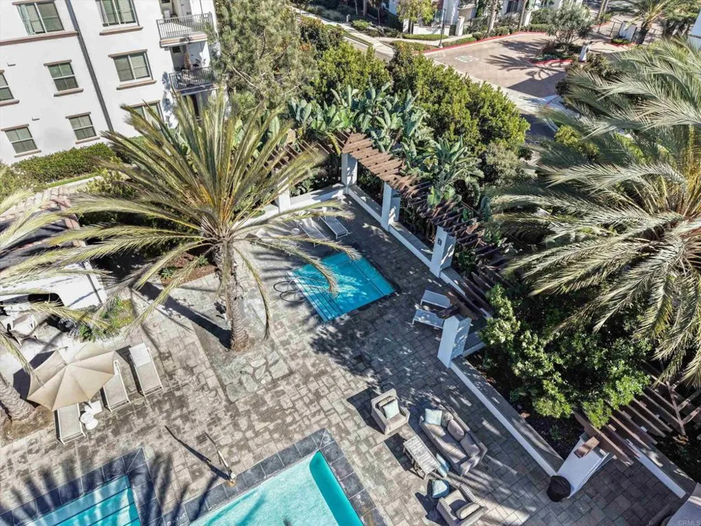 2571 Glasgow Drive Carlsbad, CA 92010