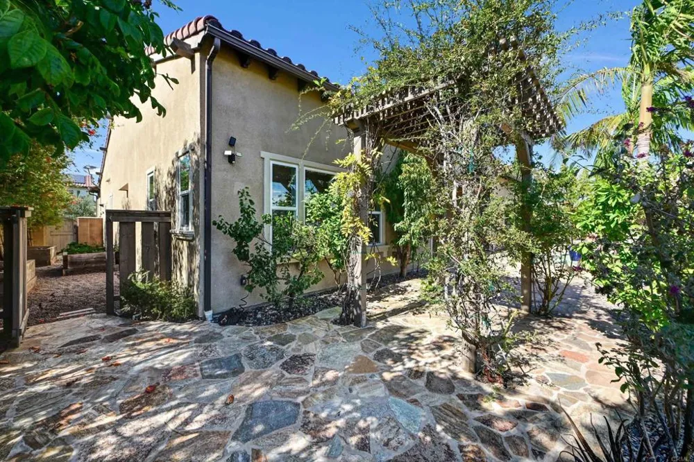 2571 Glasgow Drive Carlsbad, CA 92010