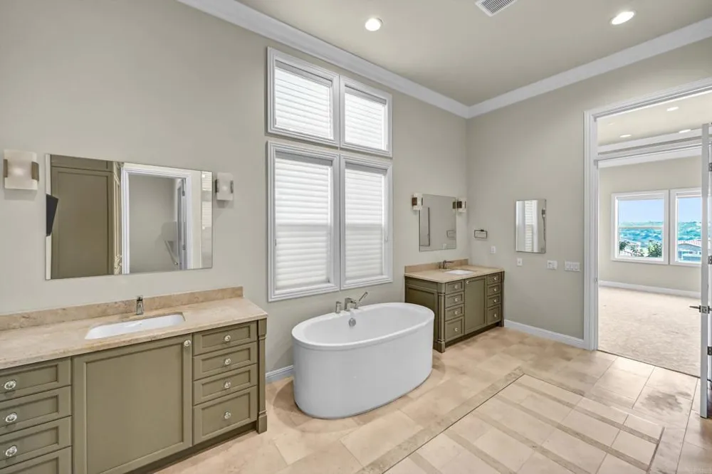 2571 Glasgow Drive Carlsbad, CA 92010