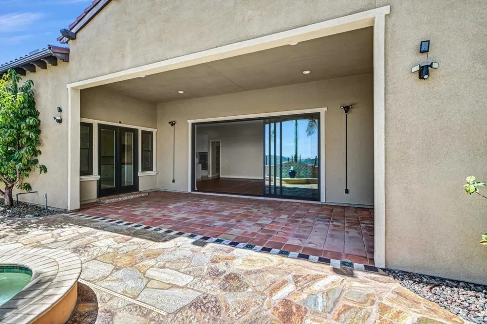 2571 Glasgow Drive Carlsbad, CA 92010