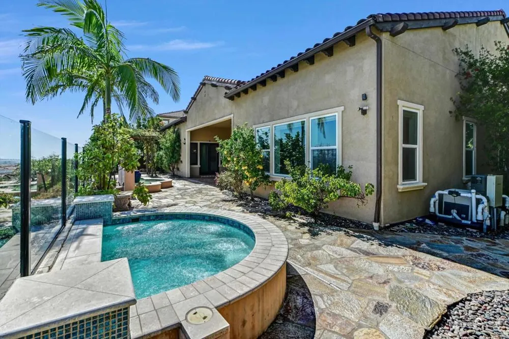 2571 Glasgow Drive Carlsbad, CA 92010