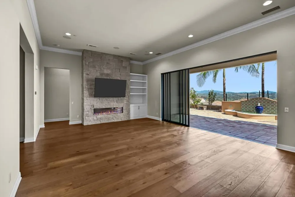 2571 Glasgow Drive Carlsbad, CA 92010