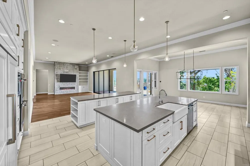 2571 Glasgow Drive Carlsbad, CA 92010