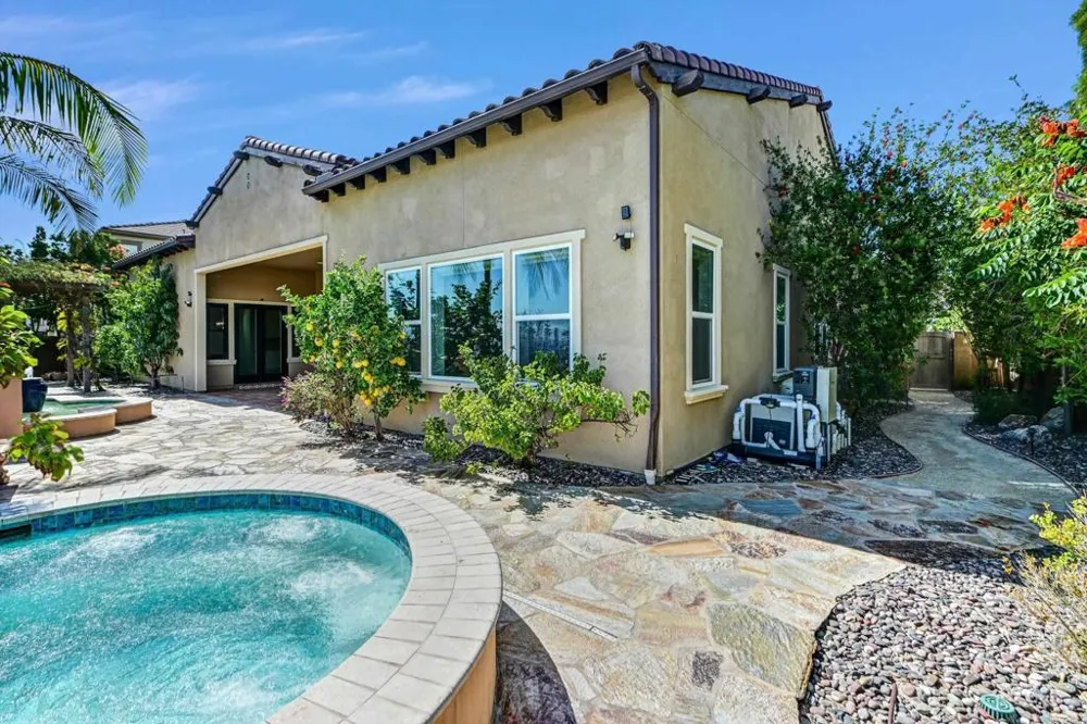 2571 Glasgow Drive Carlsbad, CA 92010