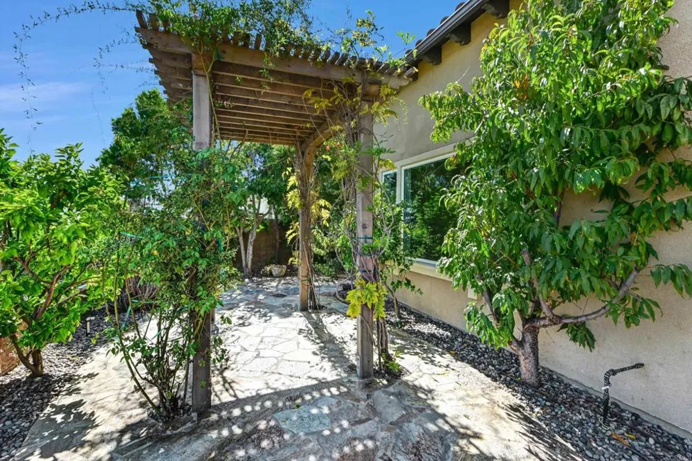 2571 Glasgow Drive Carlsbad, CA 92010