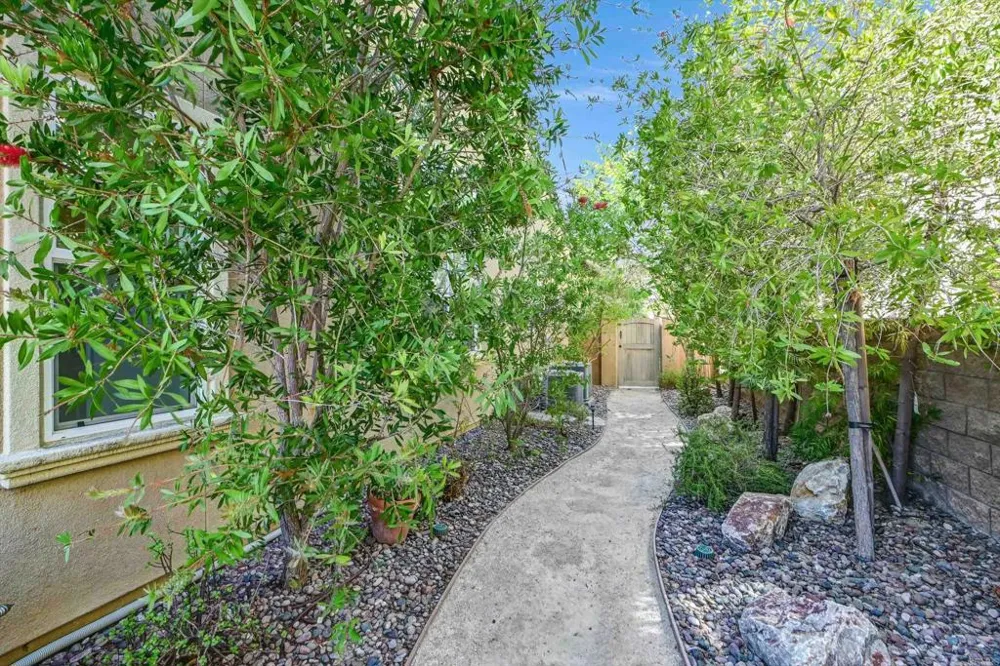 2571 Glasgow Drive Carlsbad, CA 92010