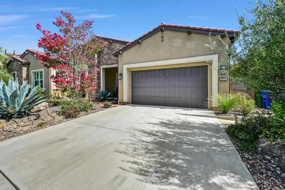 2571 Glasgow Drive Carlsbad, CA 92010