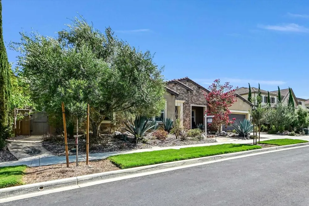 2571 Glasgow Drive Carlsbad, CA 92010