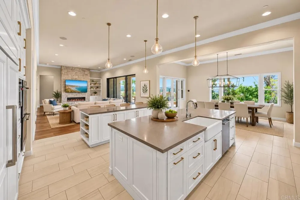 2571 Glasgow Drive Carlsbad, CA 92010