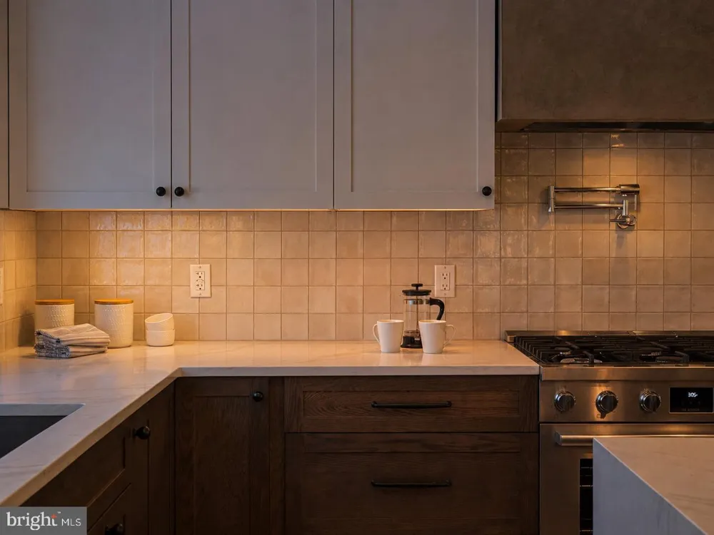 952 6TH STREET Philadelphia, PA 19123
